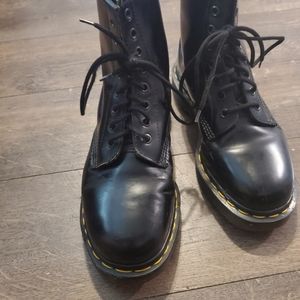 Dr. MARTENS 8 EYELIDS